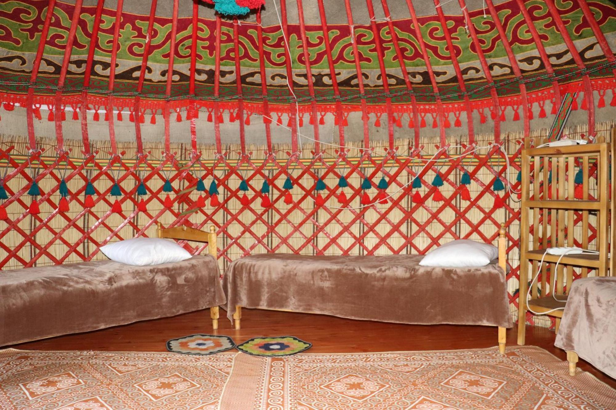 Happy Nomads Yurts & Hostel Karakol Buitenkant foto
