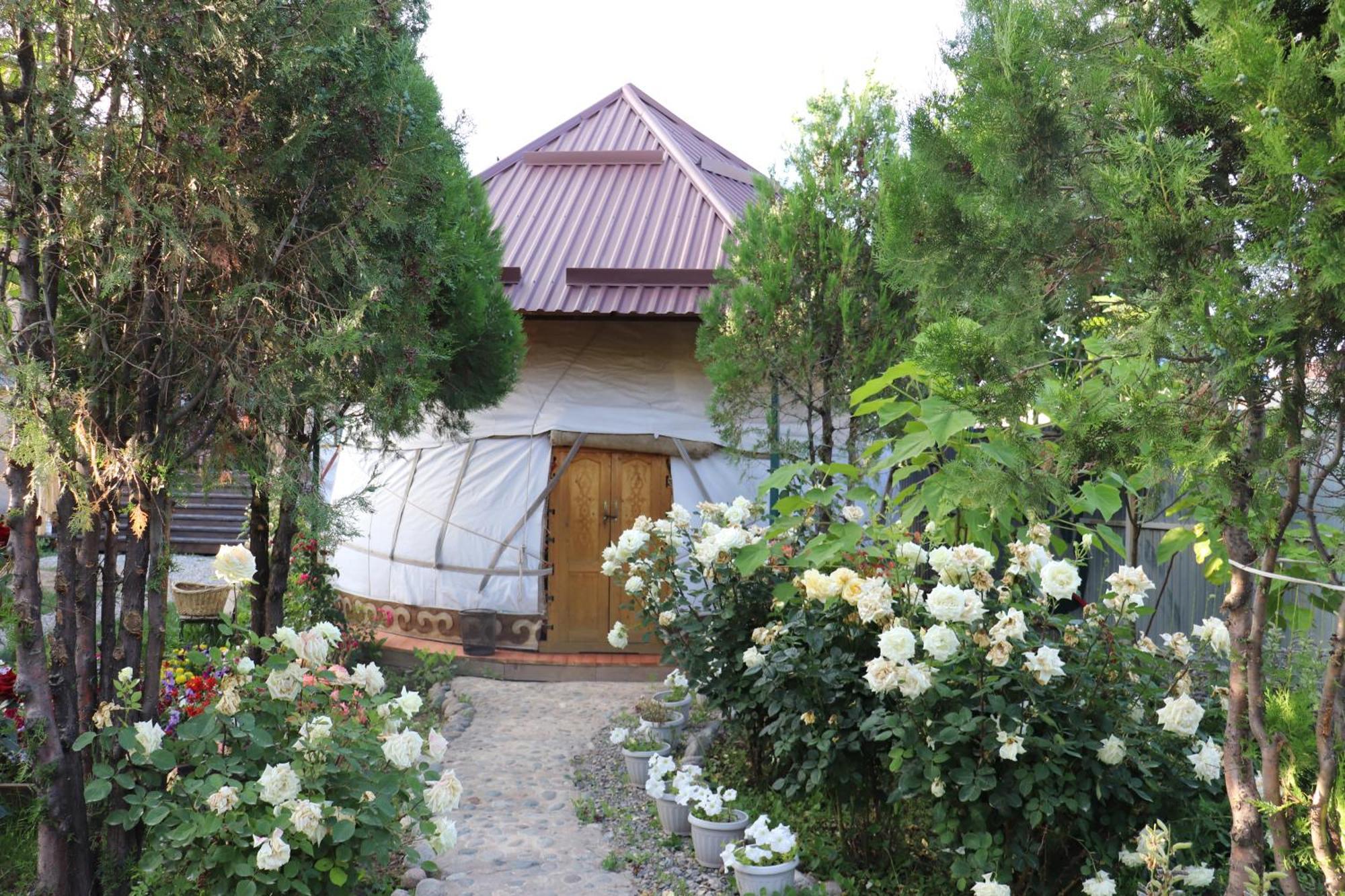 Happy Nomads Yurts & Hostel Karakol Buitenkant foto