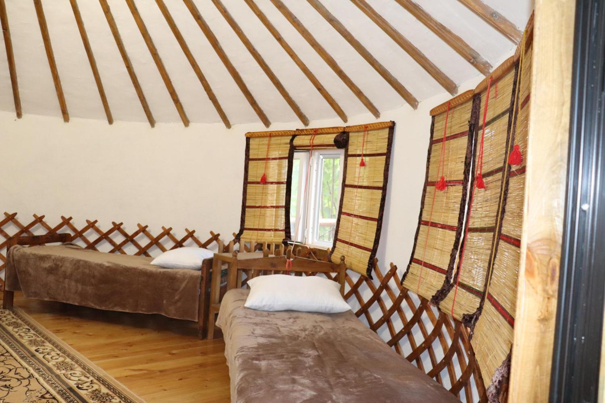 Happy Nomads Yurts & Hostel Karakol Buitenkant foto
