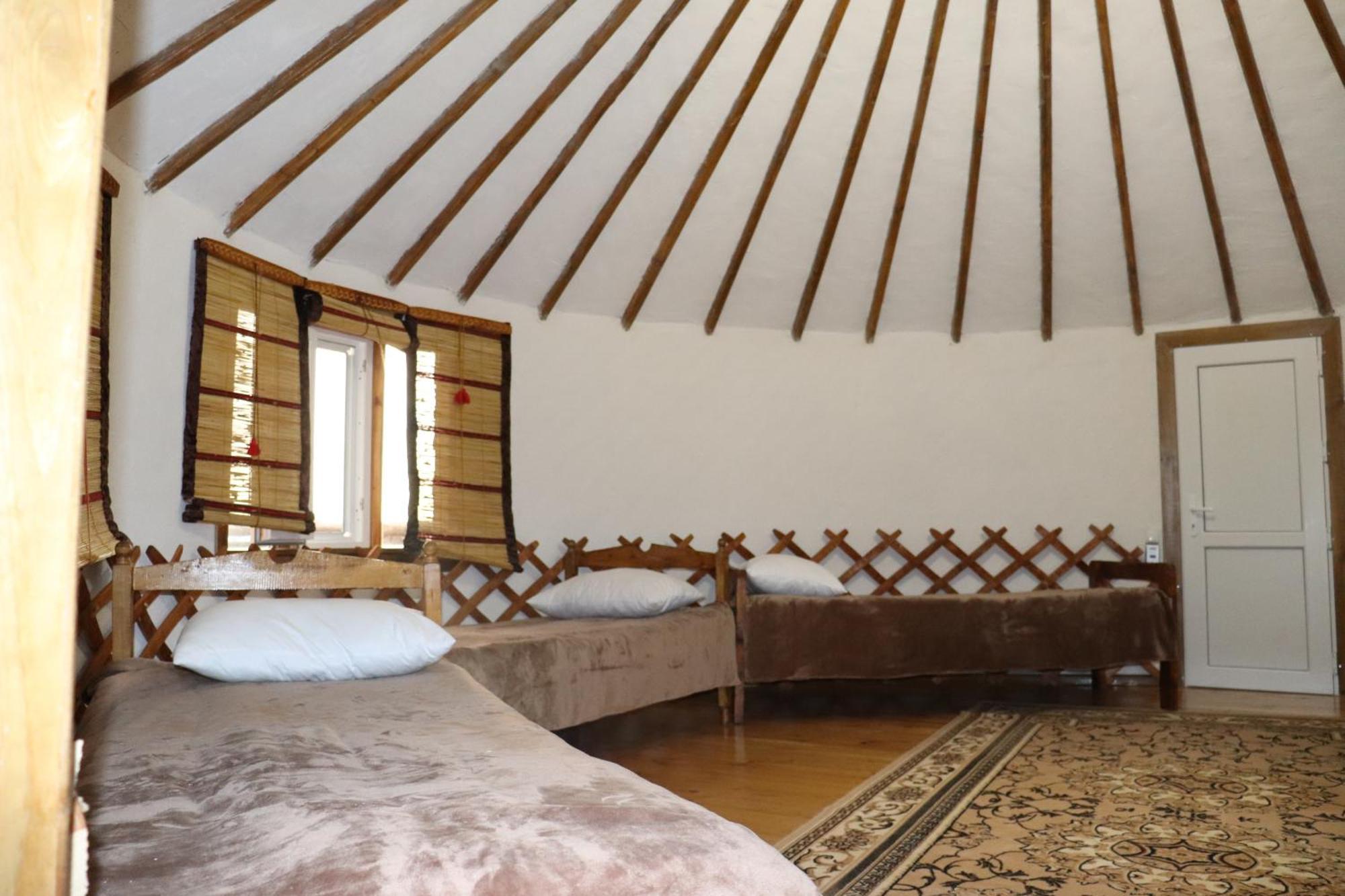 Happy Nomads Yurts & Hostel Karakol Buitenkant foto