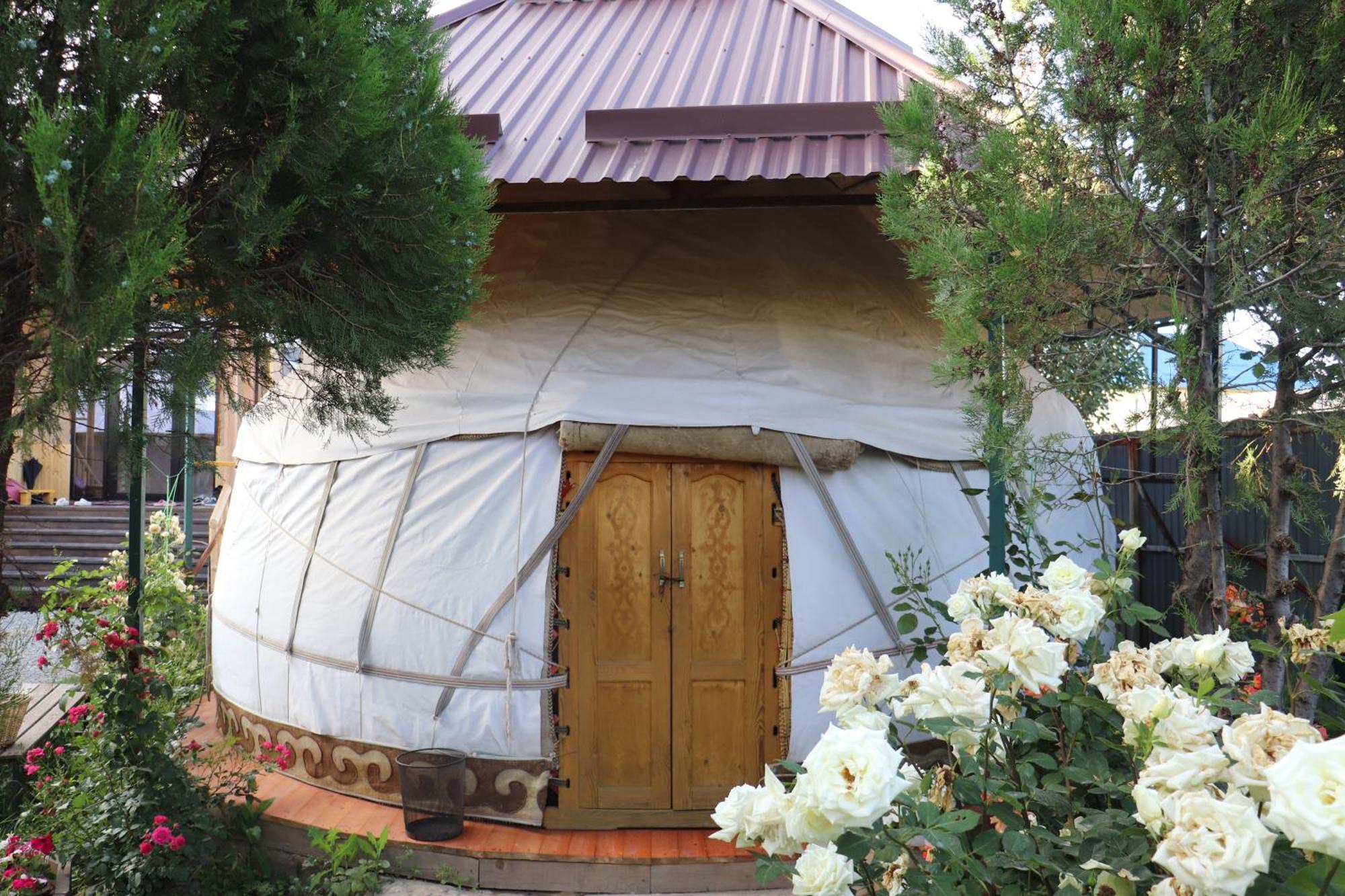 Happy Nomads Yurts & Hostel Karakol Buitenkant foto