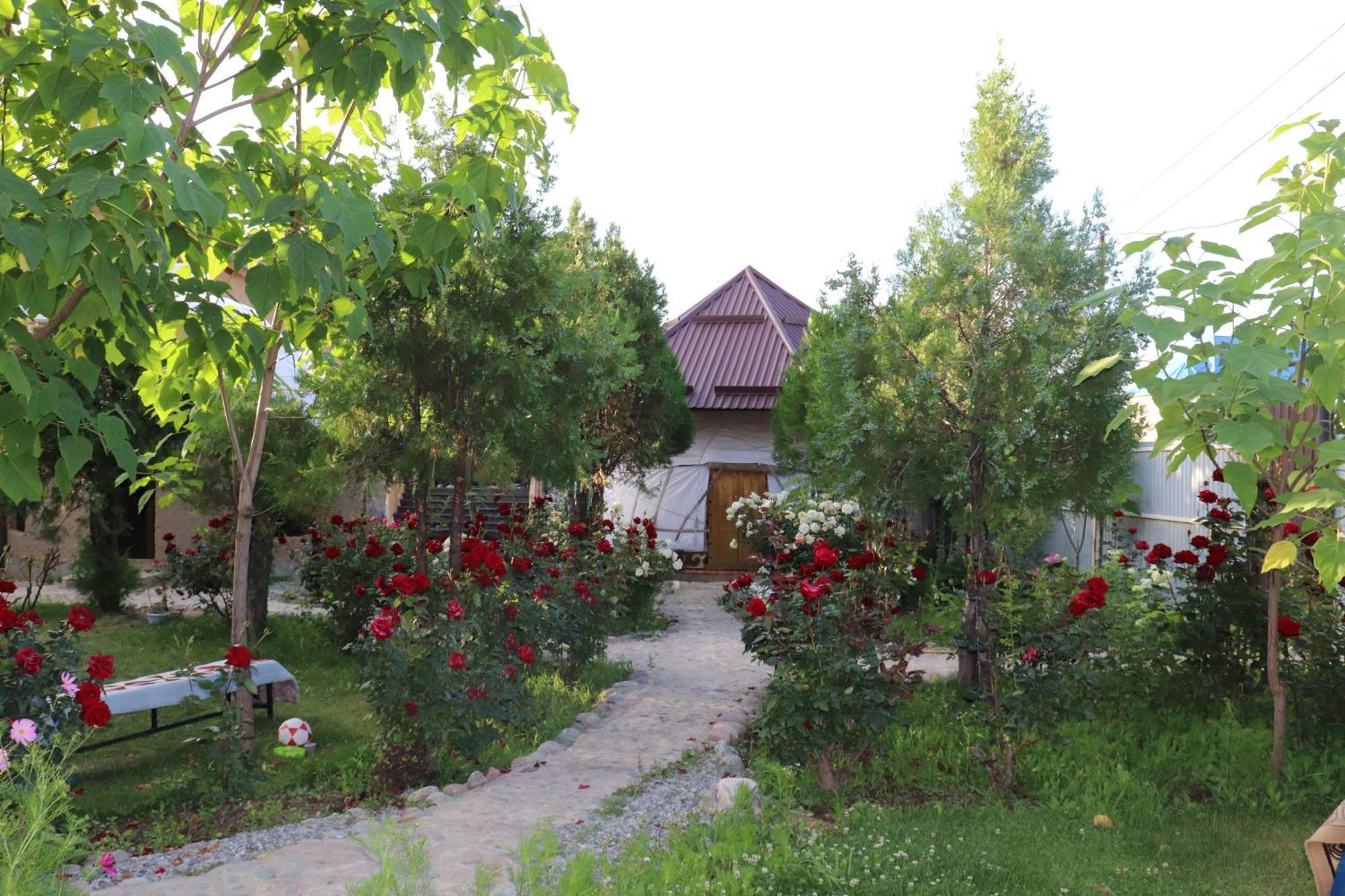 Happy Nomads Yurts & Hostel Karakol Buitenkant foto