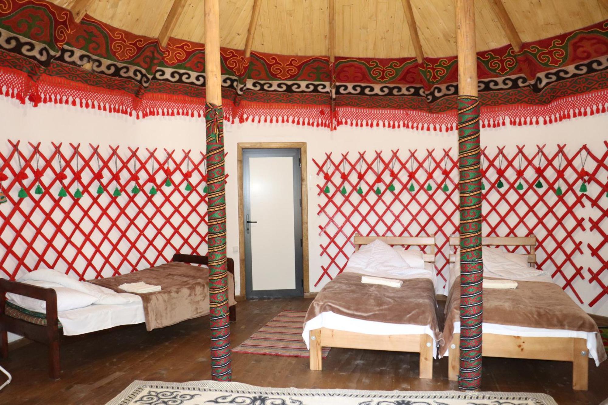 Happy Nomads Yurts & Hostel Karakol Buitenkant foto