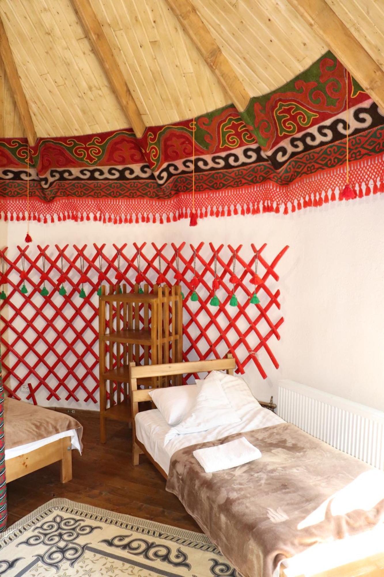Happy Nomads Yurts & Hostel Karakol Buitenkant foto